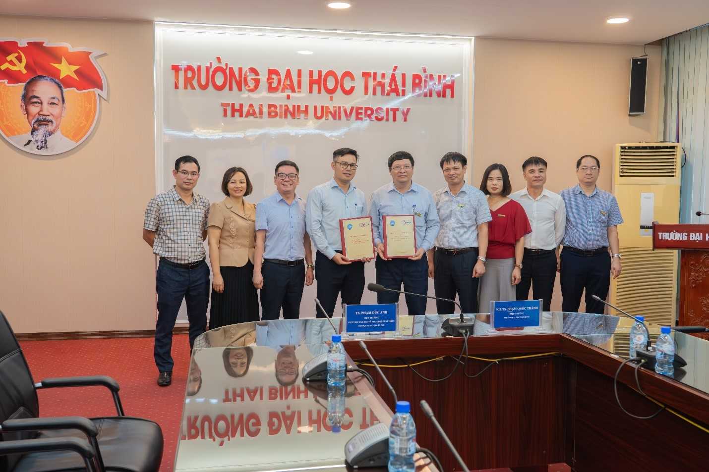 KÝ KẾT BIÊN BẢN GHI NHỚ HỢP TÁC VỚI VIỆN VIỆT NAM HỌC VÀ KHOA HỌC PHÁT TRIỂN, ĐẠI HỌC QUỐC GIA HÀ NỘI